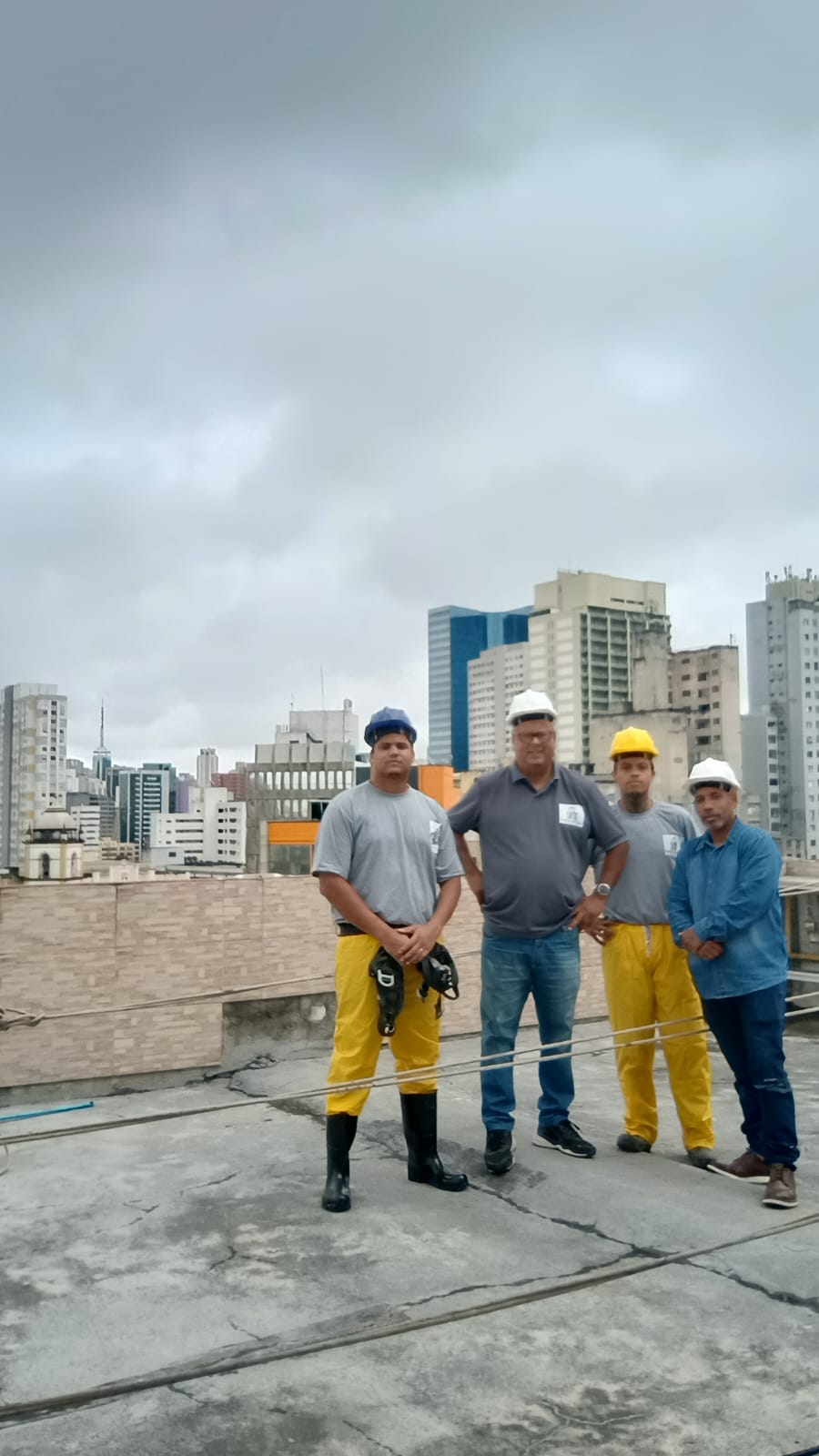 Adriano e a equipe Santo Adriano no topo de um edifício em São Paulo